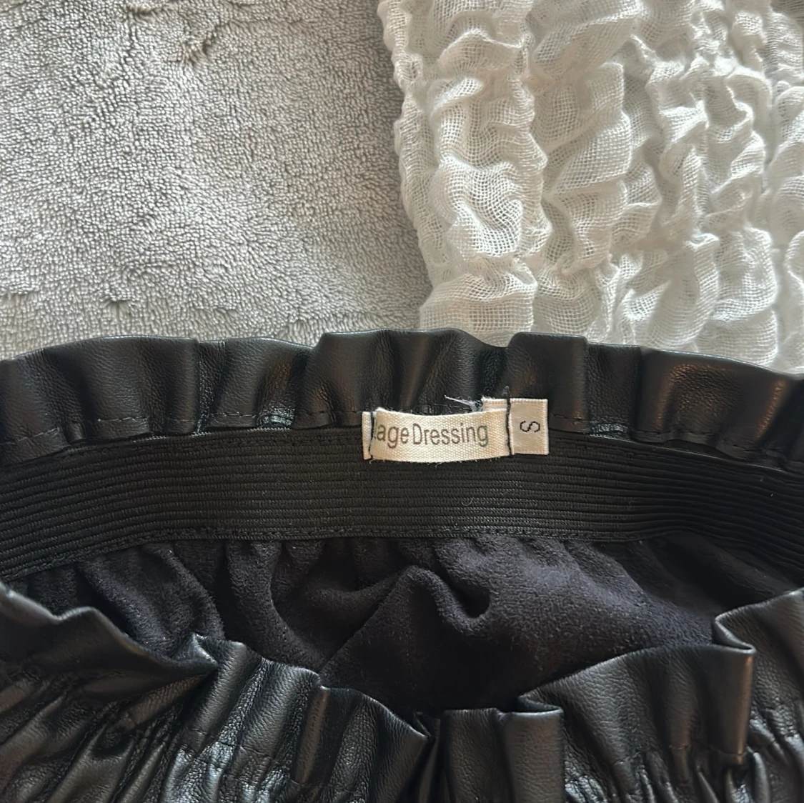 Svart kjol i skinnimitation  - 1