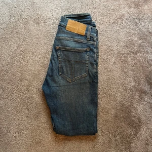 Tiger of Sweden jeans - Säljer ett par klassiska blå slim fit jeans från tiger of Sweden. Jeansen är i väldigt bra skick.                                   Nypris: 1599 -:                                              Storlek: 27/32