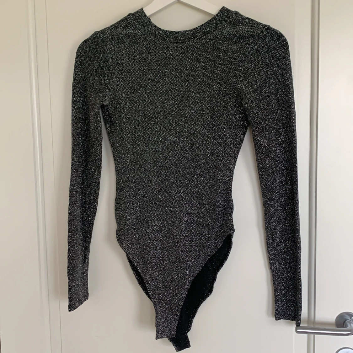 Glittrig svart body med öppen rygg