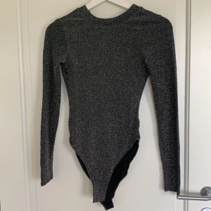 Glittrig svart body med öppen rygg - Använd 1 gång, öppen rygg