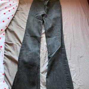 Svarta bootcut jeans - Säljer då dom inte längre passar 