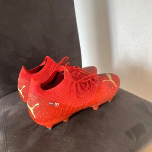 Röda fotbollsskor Puma - Säljer ett par röda fotbollsskor! Använda ungefär 5 träningar.