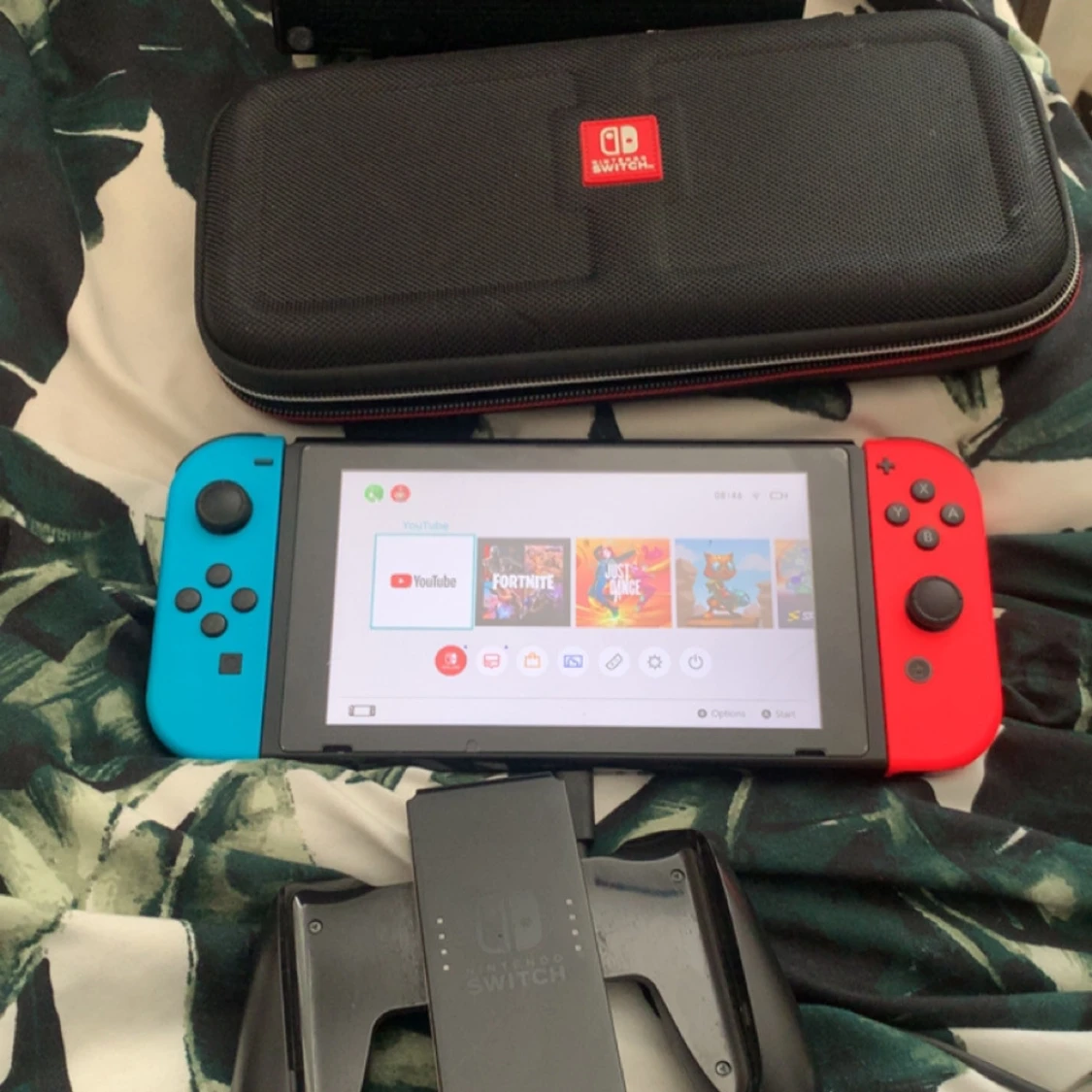 Nintendo Switch med fodral och handkontroll