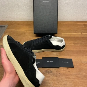 Saint Laurent  - Tja, säljer ett par riktigt feta saint Laurent skor skick 9,5/10 sorlek 40 fitts 41,5 OG all medföljer// hör av er vid funderingar 🤩🤩