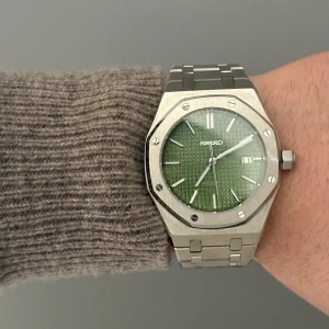 Seiko mod Royal Oak green dial - Seiko mod Royal Oak green dial 41mm, den är byggd med:                                                            904L rostfritt stål, Original NH35-urverk, Hydraulisk urtavla, Porslinstavla, Flera lager elektroplätering, Flera vattentäthetstester, Flera trycktålighetstester, Flera funktionsprov och Safirglas!                                                                             Hör av er vid funderingar!