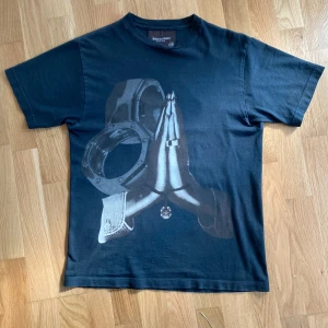 ⚠️ Endast 24H! ⚠️Audemars Piguet x Cactus Jack  - Säljer min Travis Scott x Audemars Piguet t-shirt i storlek M. Tröjan är sparsamt använd och i mycket fint skick – inga fläckar, hål eller andra defekter. Detta är en exklusiv collab med högt samlarvärde, vilket förklarar prislappen. Pris för liknande exemplar i samma skick ligger runt 2800 kr (exklusive frakt), alltså ca 3400 kr totalt.