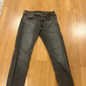 Jack & Jones Jeans - Snygga grå jeans med en modern tapered slim passform. Använda endast ett par gånger (nypris 900) om ni har frågor/funderingar hör av er!