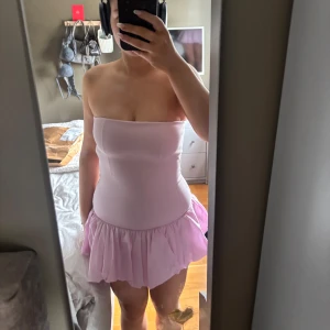 Zara klänning - Jättegullig rosa klänning från zara helt ny med lappen på därav priset