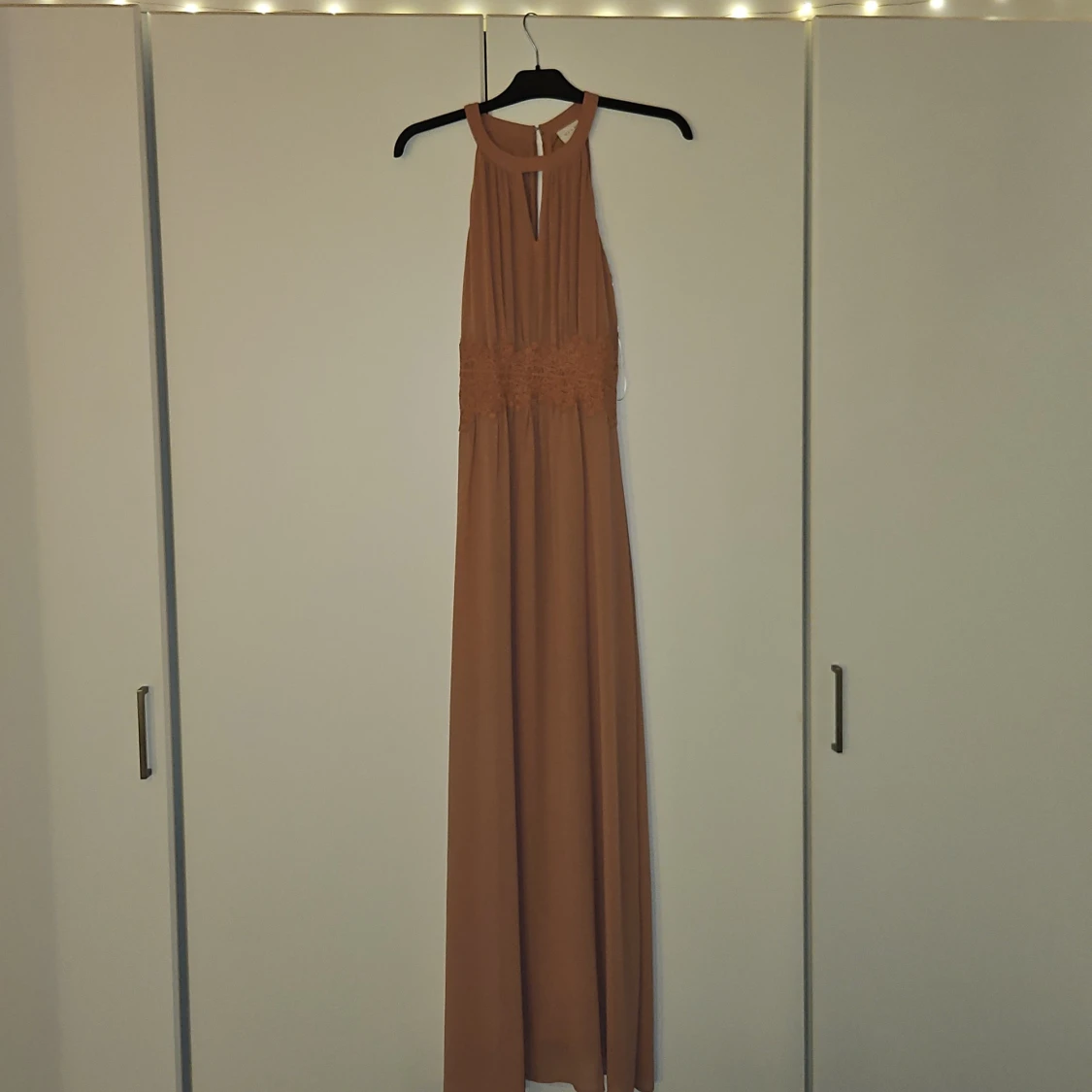 Beige / gammelrosa långklänning med spetsdetaljer