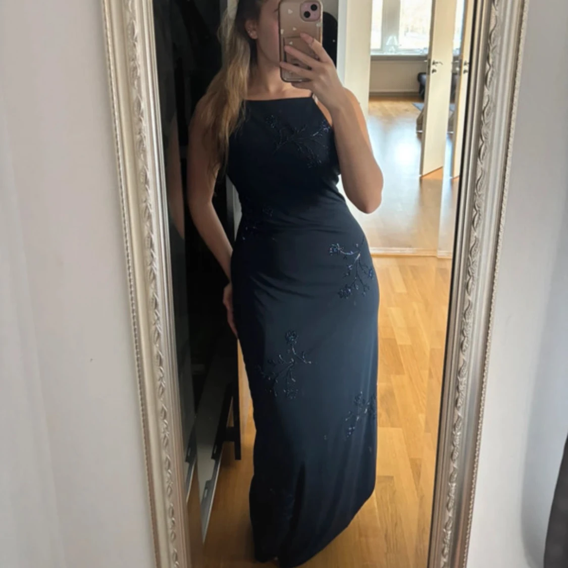 Mörkblå långklänning med broderade detaljer - 1