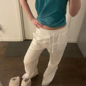 linnebyxor roxy - behöver strykas!! från roxy, finns ett litet märke på baksidan (se bild 4)🌟🌟blir lågmidjade om man viker ner de💖