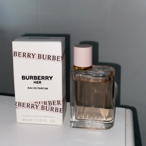 Burberry Her Eau de Parfum - Burberry Her Eau de Parfum med elegant glasflaska och ljusrosa lock. Doften kommer i originalförpackning. Jag har använt den ett fåtal gånger. Köpte den för 1050kr