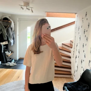 Stickad t-shirt - Säljer den här sååå fina stickade t-shirten från hm. Perfekt nu till sommaren för att den inte är så tjock. Storlek M men sitter som en S❤️ Finns inte längre 