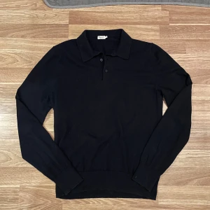Mörkblå pikétröja från Filippa K - Mörkblå stickad pikétröja från Filippa K i fint skick. Storlek S men skulle säga den sitter mer som XS. Hör av dig vid funderingar :)