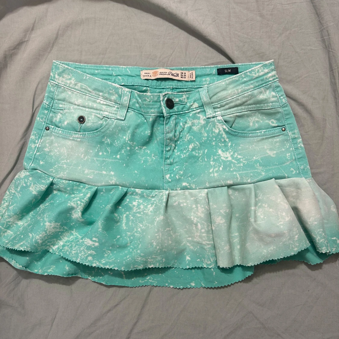 Snygg unik turkos volang jeanskjol