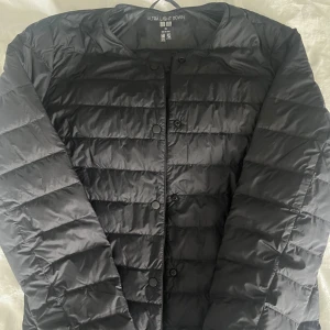 Jacka från Uniqlo - Säljer en svart, tunn och lätt dunjacka från Uniqlo. Perfekt för våren eller sena sommardagar. Helt nyskick och knappt använd. Pris kan diskuteras💕
