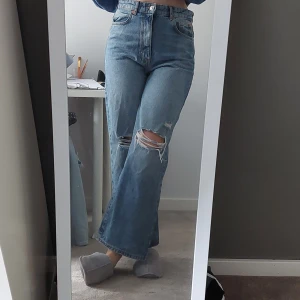 Ripped Gina Tricot jeans - High waist ripped jeans från gina revor Använd ksk 1 gång