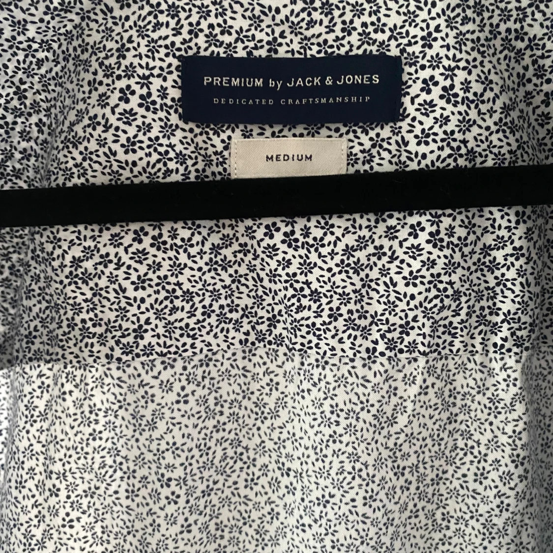 Vit blommig kortärmad skjorta från Jack & Jones - 1