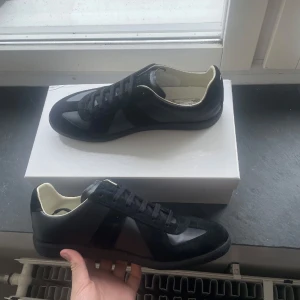 Maison Margiela Gats  - Oanvända och rikitgt feta Margielas i strolek 42 som passar 41 till 42,5. Kvitto finns och även box och dustbag. Kom Dm för frågor. 