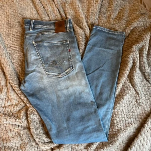 Replay anbass - Ett par riktigt feta jeans från replay. Jeansen har en sjukt snygg urtvättad look och är varsamt använda. Storleken är 34/34 men sitter som 32/33, dom passar folk runt 190cm. Bara att höra av sig om man har några funderingar.