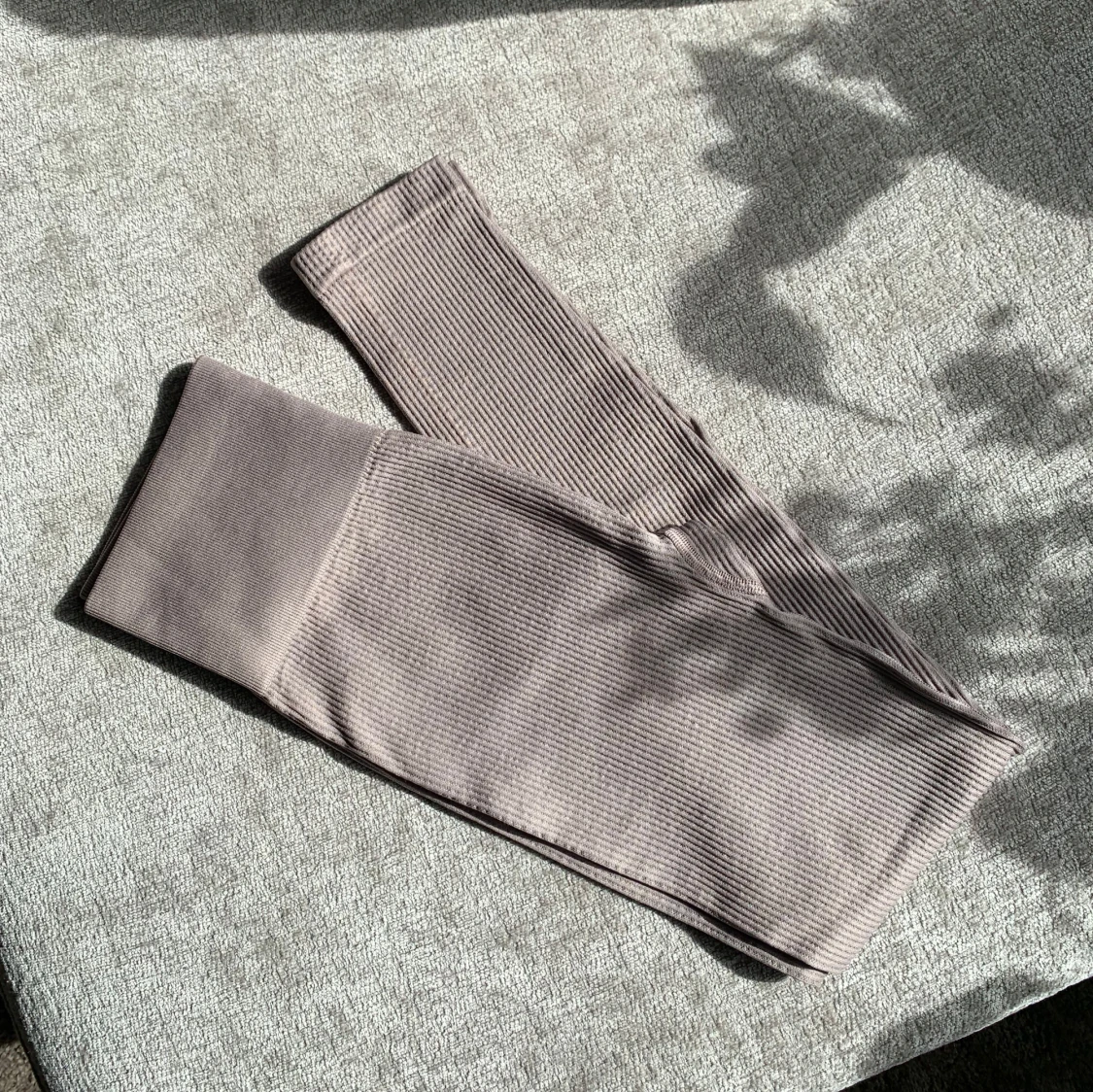 Beige ribbade leggings med hög midja från DOM - 1