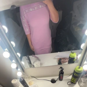 Rosa lång  klänning med vita detaljer (nytt skick) - Helt nytt skick, lång rosa klänning i storlek L💗