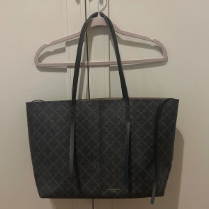 By Malene Birger väska  - Mycket fin By Malene Birger väska - Abi printed tote bag. I färgen Charcoal.   Enbart använd en fåtal gånger och nypris 3200kr. Finns att hämta i Stockholm innerstad eller kan fraktas. 