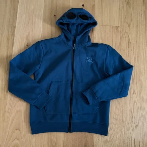 Cp company blå zip-hoodie - Säljer nu min cp company hoodie i storlek M passar även S för att jag ej använder den längre. Den har certification tag från certilogo. Pris kan diskuteras. Hör av er vid frågor 🤗