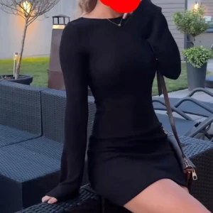 Svart långärmad klänning med öppen rygg - Säljer denna svarta tight långärmad klänning med snygg öppen rygg och knytband i nacken. Klänningen är kort och har en enkel, stilren design🔥