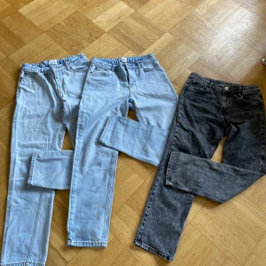 Ljusblå jeansbyxor från Grunt - Två par ljusblå jeansbyxor från Grunt i modellen Street Loose Trek Stein. Båda har klassisk femficksdesign och raka ben. Perfekta för en avslappnad stil och tillverkade i bomull med en skön loose fit. Nypris 699kr, säljes för 150kr/paret. Jeans fr H&M säljes för 100kr
