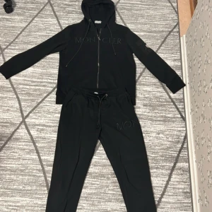 Svarta mjukisbyxor från Moncler - Säljer ett par svarta mjukisbyxor från Moncler med dragsko i midjan och en ficka med Moncler-logga bak. Byxorna har en normal passform och är perfekta för en avslappnad stil. Funkar även Storlek L-M