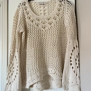 Crèmefärgad stickad tröja från Cream - Crèmefärgad stickad tröja från Cream med vackert hålmönster och lång ärm. 