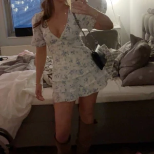 Sommarklänning - Finaste sommarklänningen från Zara, endast använd två gånger. Säljer då den inte kommer till användning. I storlek xs-s, bara att skriva vid frågor. Pris kan diskuteras💗