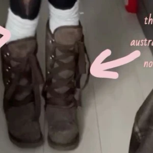 !!SÖKER!! Bruna UGG Australia Tall Roxy boots - SÖKER!! ett par bruna UGG Australia Tall Roxy boots med snörning i fram ifall någon har. (BILD FRÅN MAYA PÅ PINTEREST OCH TIKTOK)