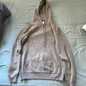 John Henric hoodie - Kashmir hoodie från John Henric. Storlek m. Tredje bilden visar ett litet hål som skapats. Hålet sitter vid armhålan och syns inte när man bär det. Utöver det är den i bra skick
