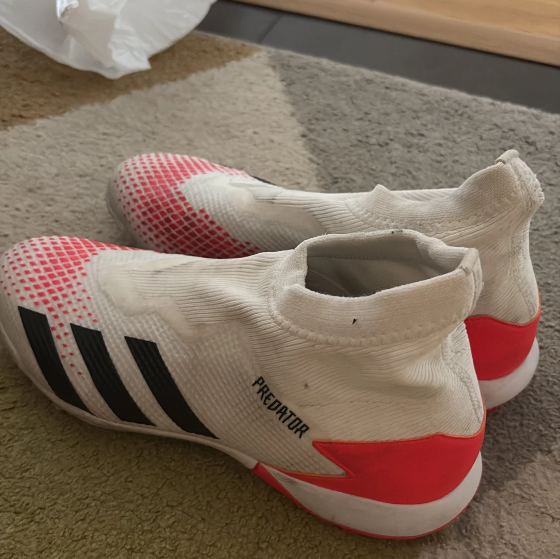 Adidas Predator fotbollsskor i vitt och rött - 1