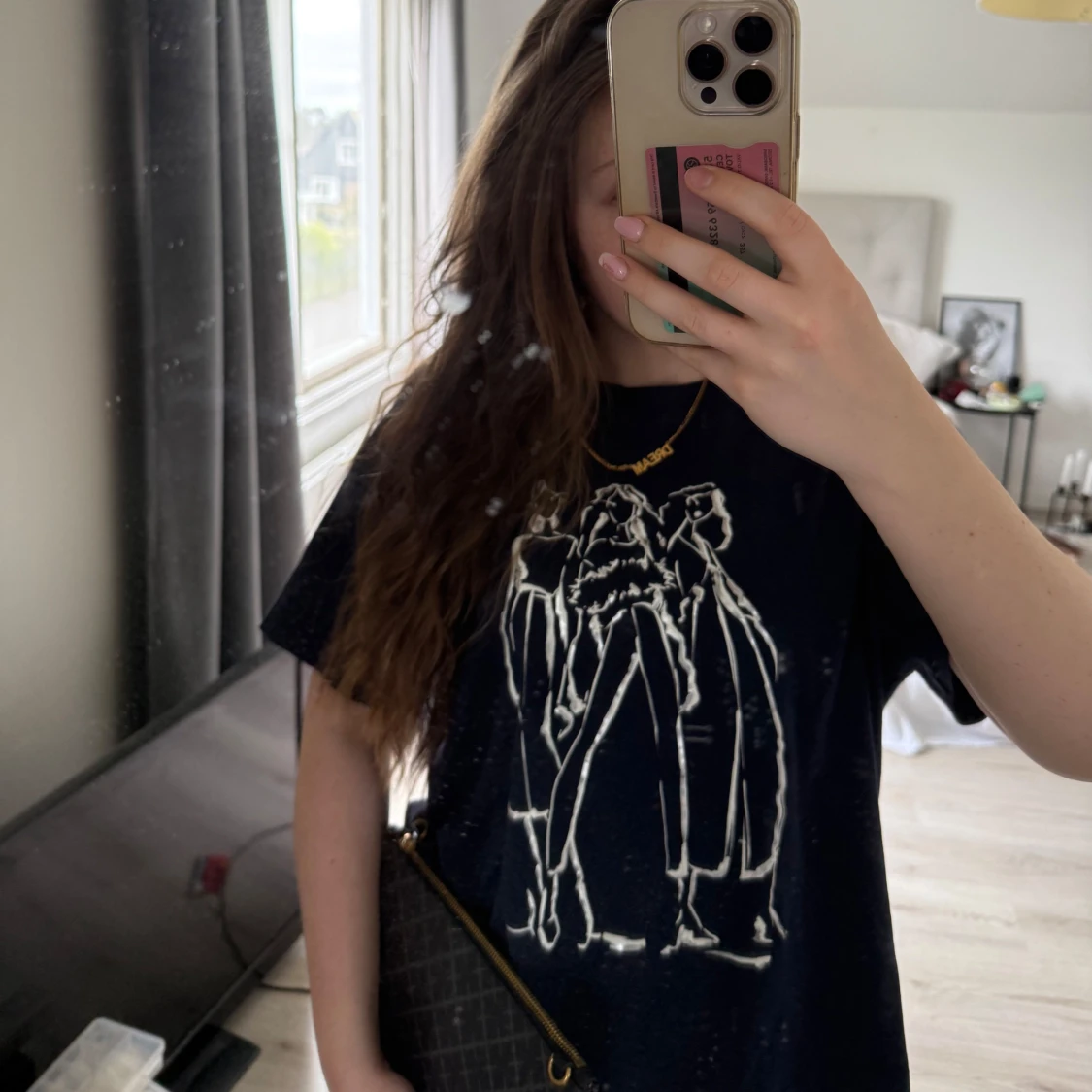 Svart t-shirt med vit grafiskt tryck - 1