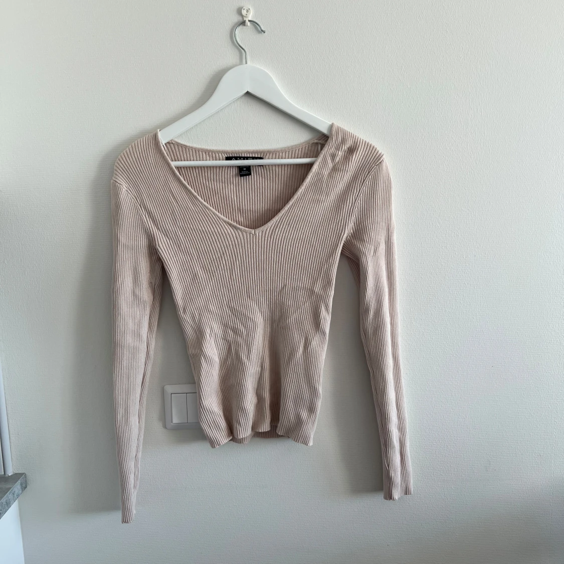 Beige ribbad v-ringad tröja