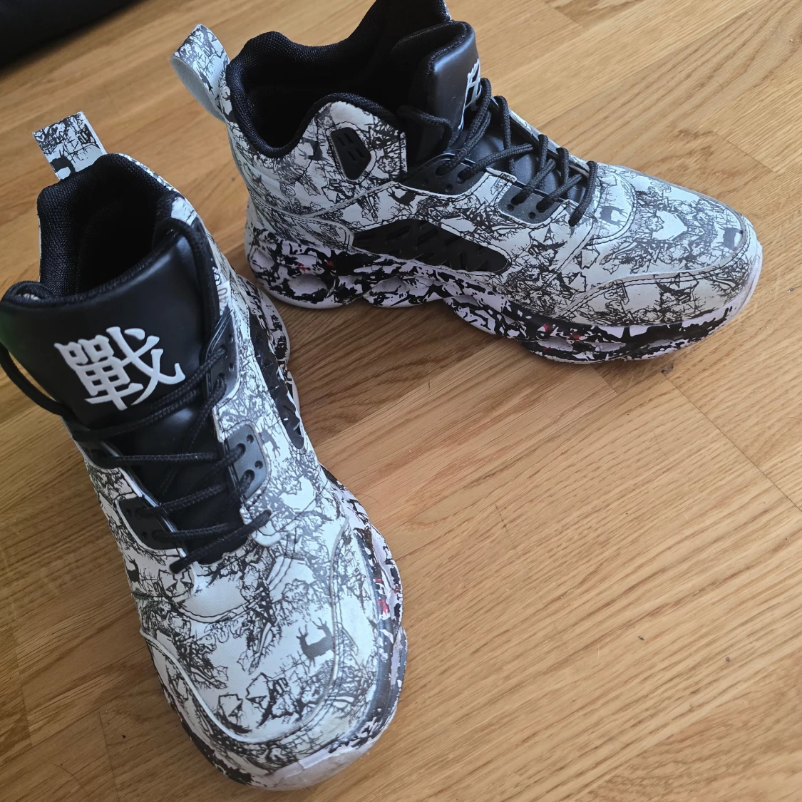 Svartvita sneakers med grafiskt mönster