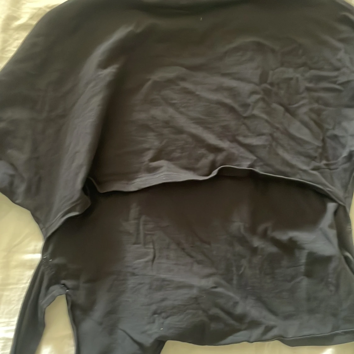 Svart croppad tröja med knyt i midjan - 3