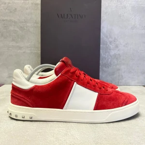 Valentino flycrew - Valenyino flycrew sjukt sällsynta | skick 8/10 använda ett par gånger | box och kvitto ingår | storlek 44, passar större | nypris 6500 kr och tillverkas inte längre | Dessa bilder är från användaren jag köpte skorna av, skorna har blivit lite smutsigare men fortfarande väldigt bra skick | skriv vid frågor🙏