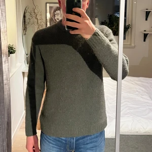Grön stickad tröja - Mysig grön stickad tröja med rund halsringning och långa ärmar. Perfekt för kyligare dagar och enkel att matcha med jeans eller andra byxor. Klassisk och stilren design utan synliga detaljer. Storlek M, från Zara.