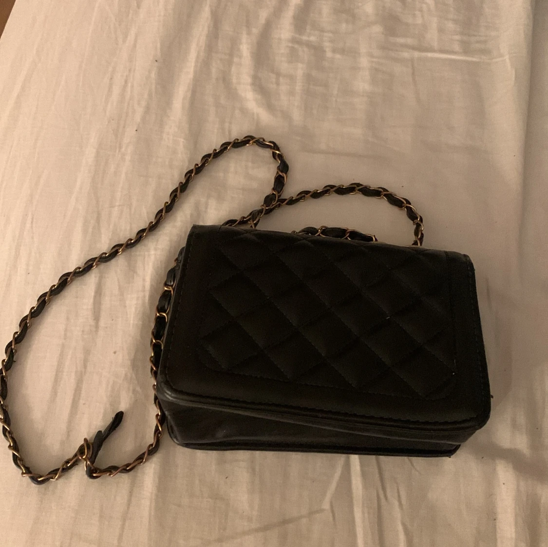 Svart quiltad axelväska med gulddetaljer - 1