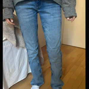 Blå bootcut jeans från Replay - 😇😇Säljer ett par klassiska blå bootcut jeans från Pepe Jeans. Jeansen är bootcut, fem fickor. Sitter som de ser ut på bild 4! STRETCHIGA. 1200kr nypris!!!!  Pris kan diskuteras. Midjemått : 37cm Gren: 10cm Innerben: 80cm ❤️