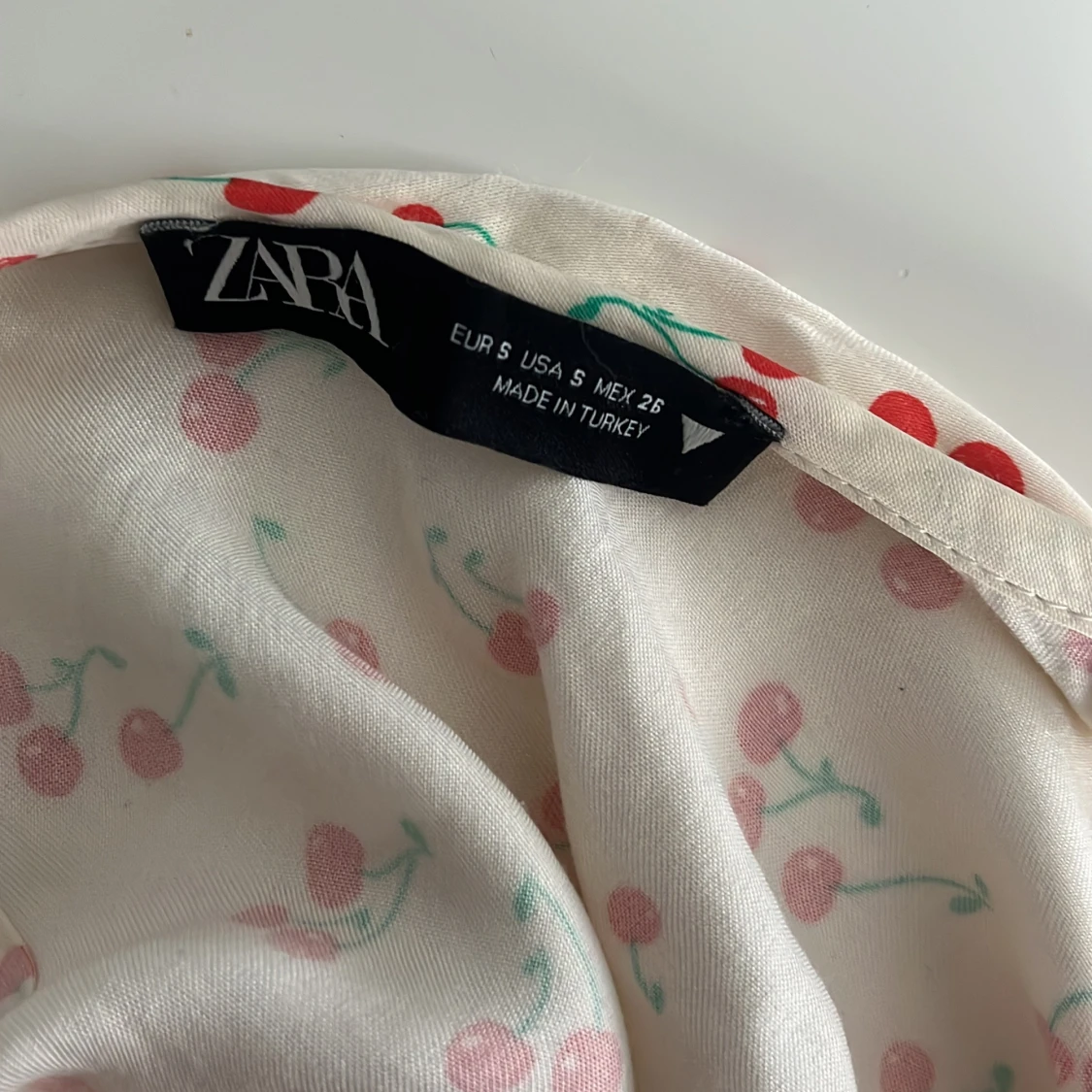 Vit kjol med körsbärsmönster från Zara - 2