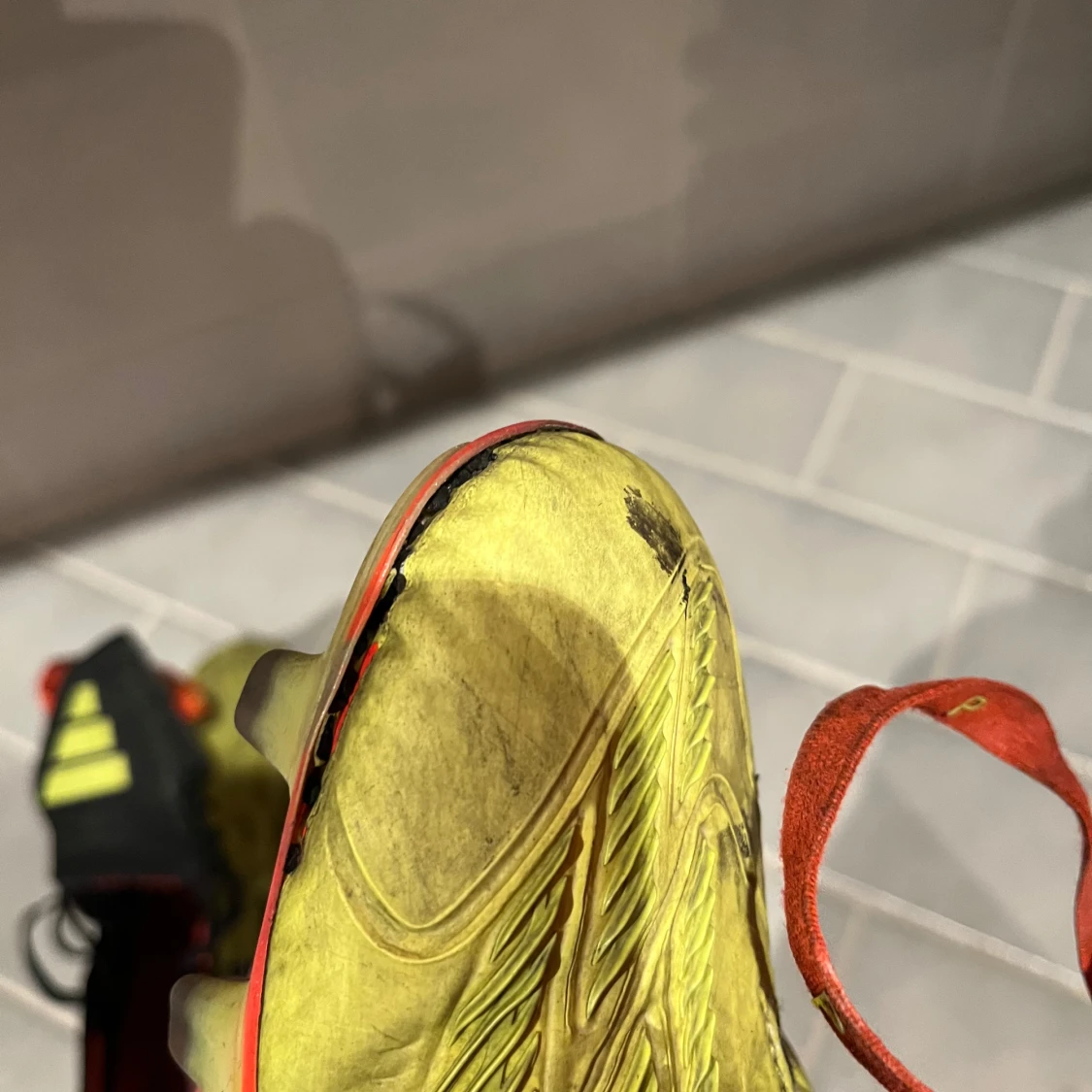 Adidas Predator fotbollsskor i gul och röd - 4