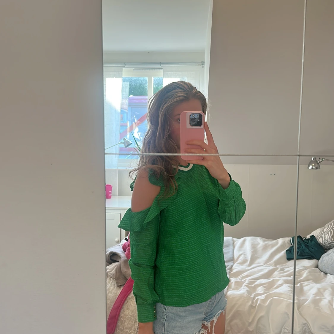 Grön offshoulder tröja med volang - 1