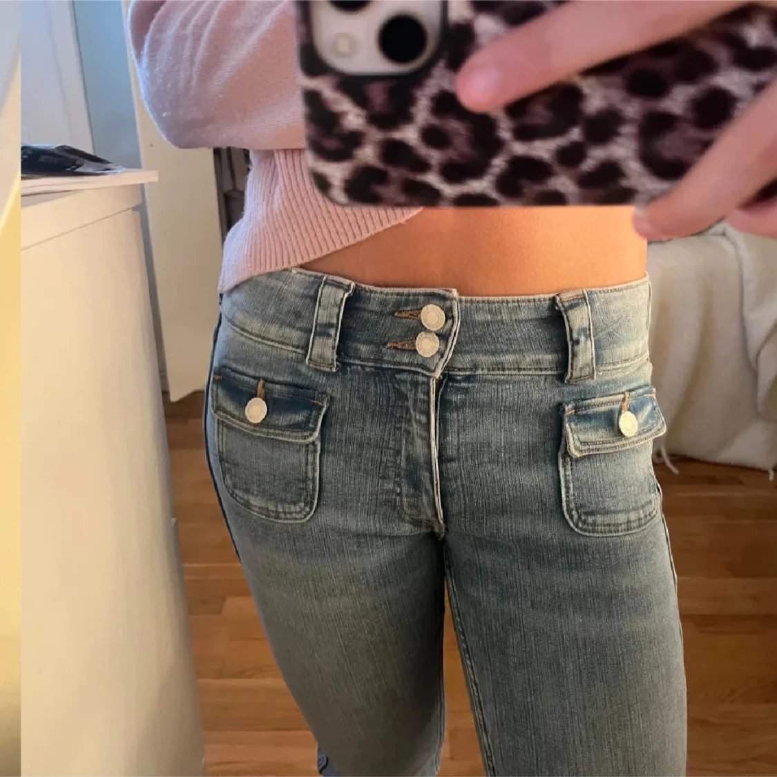 Blå bootcut jeans med fickdetaljer - 1