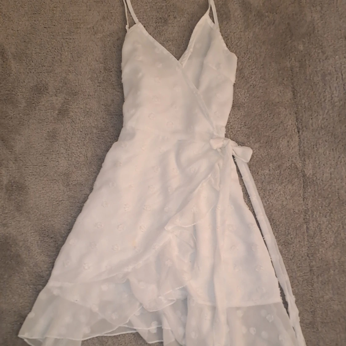 Vit omlottklänning med volang och knytband