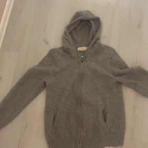 Grå Kashmir Zip Hoodie från Sayless - Grå Kashmir Zip Hoodie från Sayless. Storlek Medium.